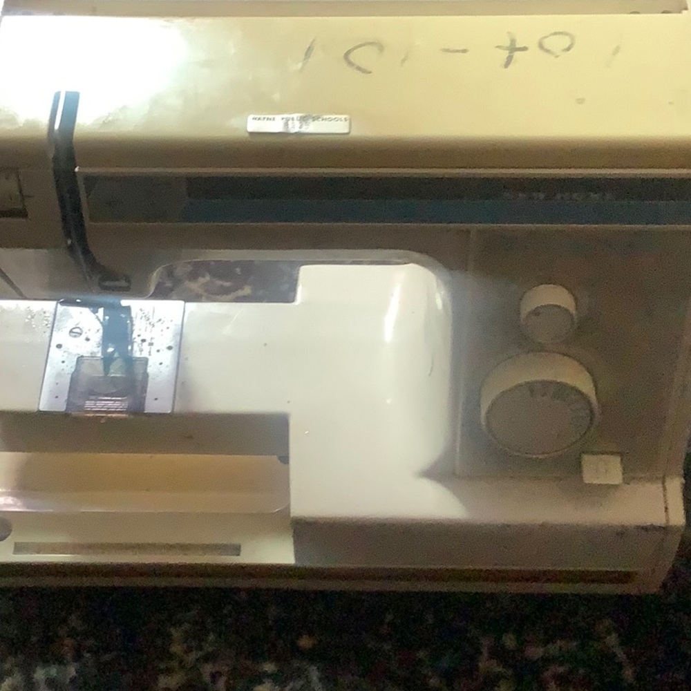 Classic Tan and White Sewing Machine with Durable Design